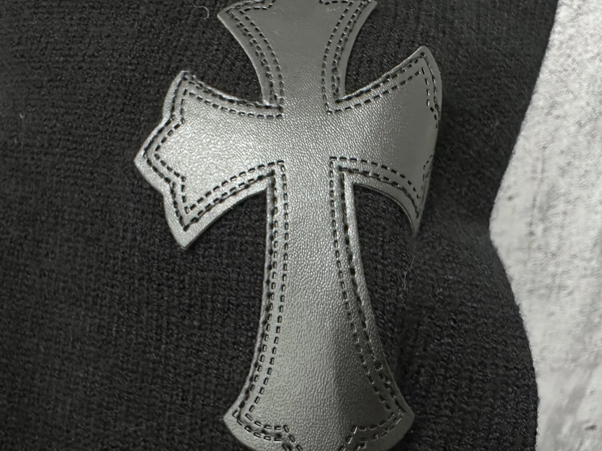 ￼ P250 【Chrome Hearts】Chrome Hearts' new cross-knitted jacquard appliquéd crew neck sweater. Contains 20% wool. The item is made of custom-dyed and custom-spun yarn and purchased from the original version. A full set of customized accessories. Details determine success or failure. A new model for autumn and winter. It is soft and delicate and does not tie the body. The upper body effect is very nice. Loose fit. Same style for men and women. Color: White Black Size: S-L